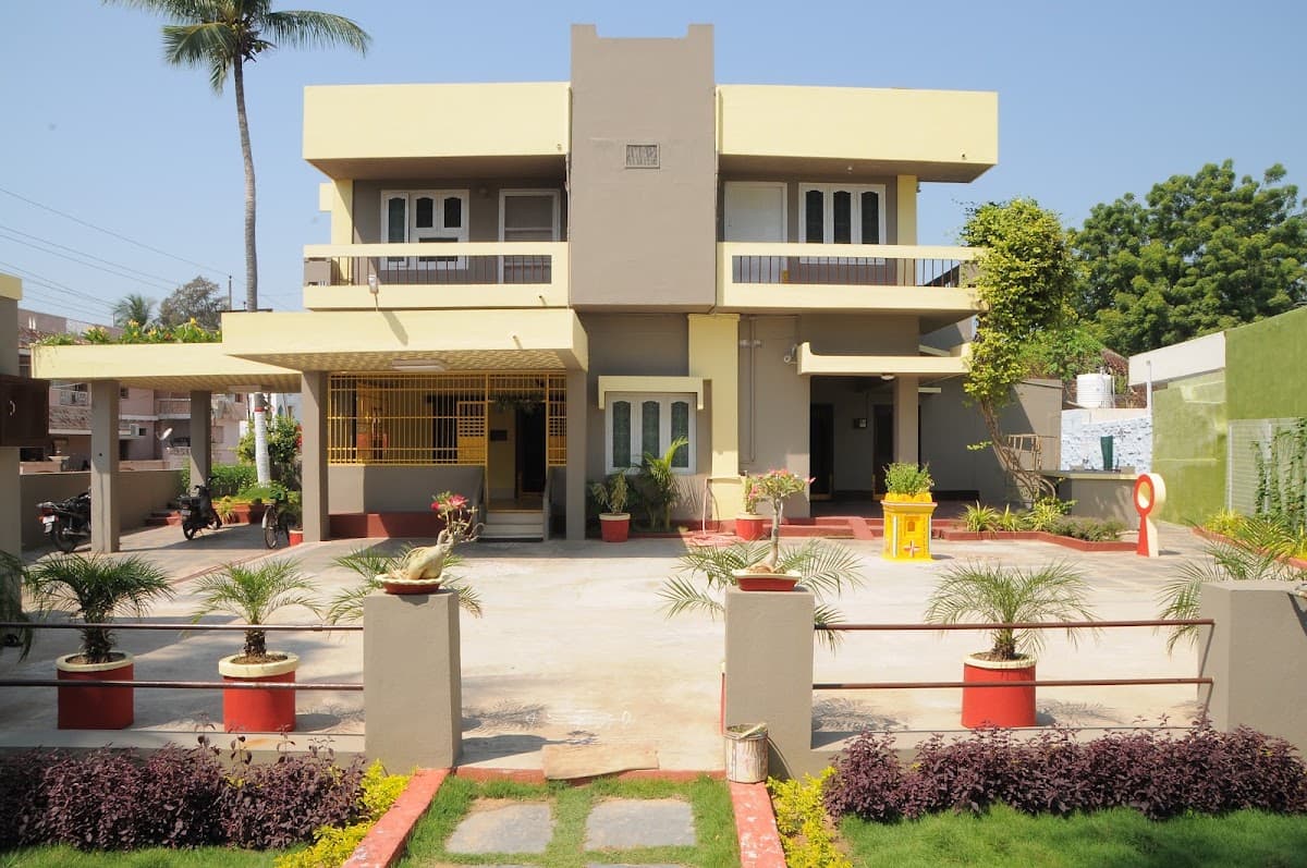 Alaparthy chitti babu guest house — photo by Alaparthy chitti babu guest house