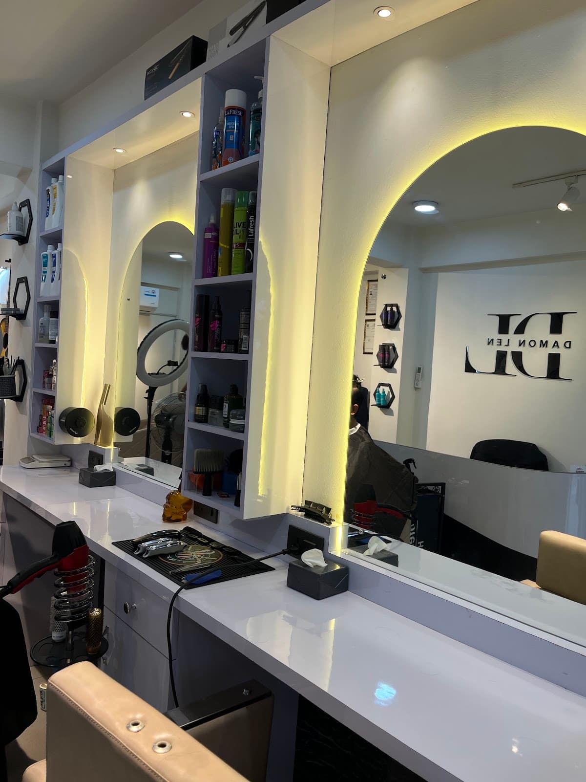 DamonLen Unisex Salon And Academy — photo by Elucinator
