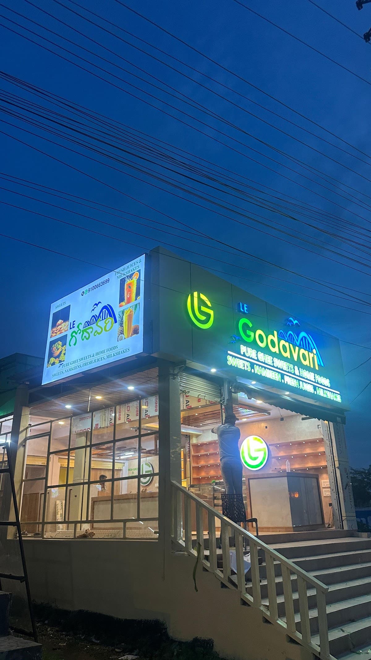 Le godavari sweets & Fresh Juices — photo by Le godavari sweets