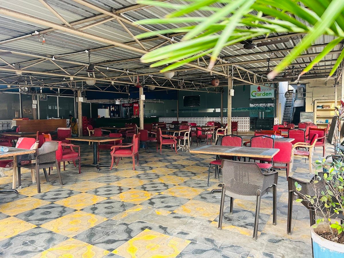 Liquor garden bar and restaurant — photo by BOBBY PHOTOGRAPHY1