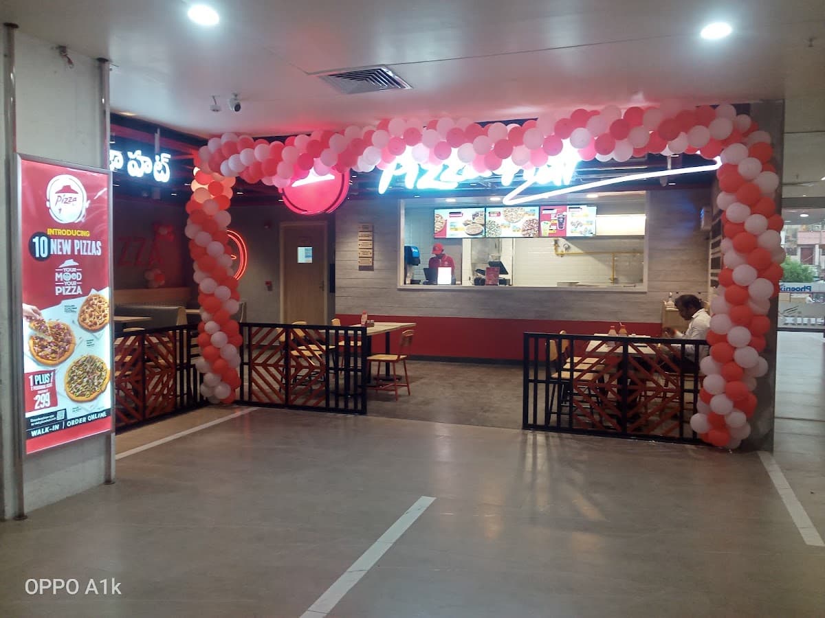 Pizza Hut | Phoenix Mall, Guntur — photo by NIZAM CARPENTER