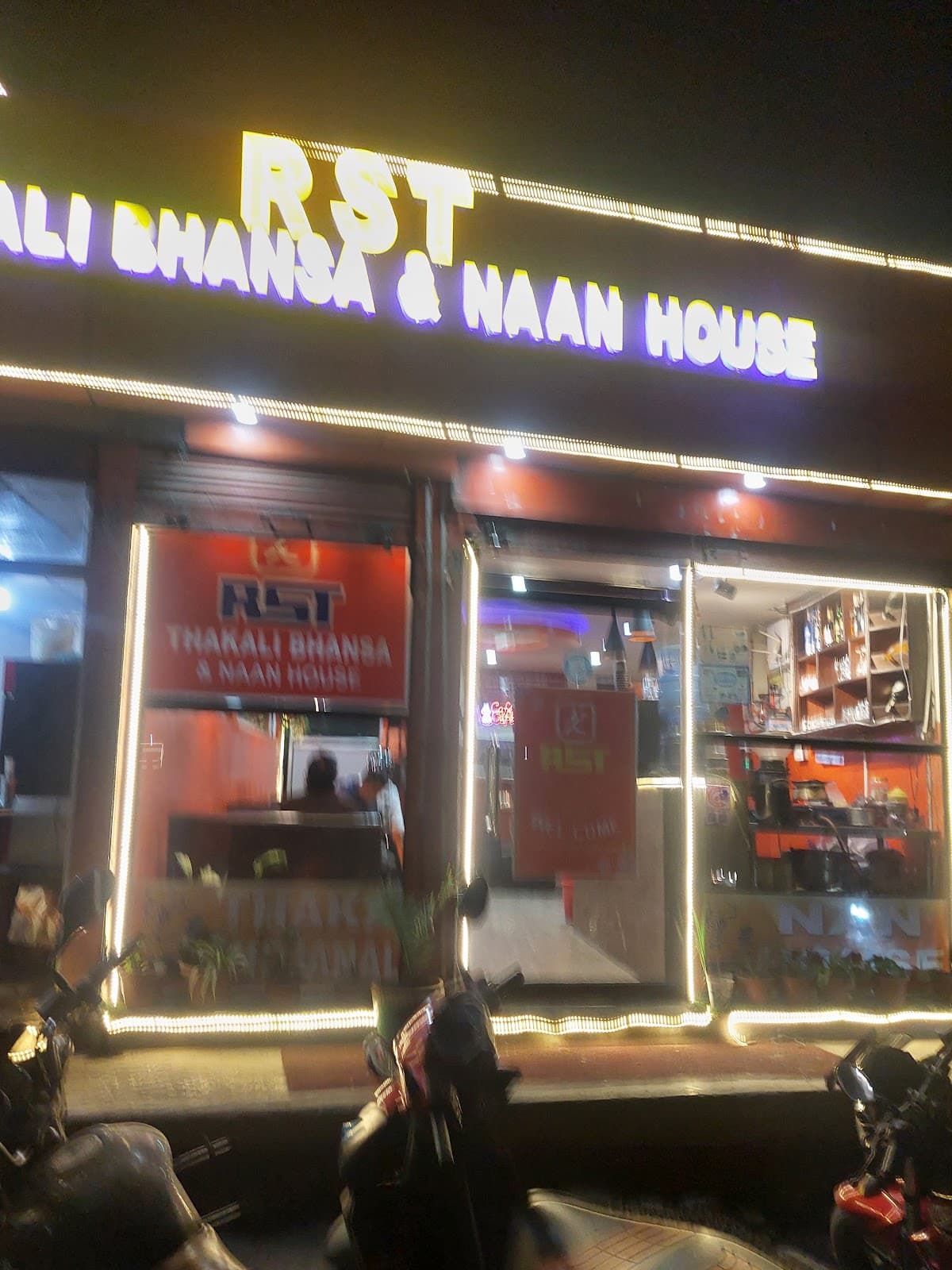 RST thakali bhansa and naan house — photo by Níķësh Ranăbhåť