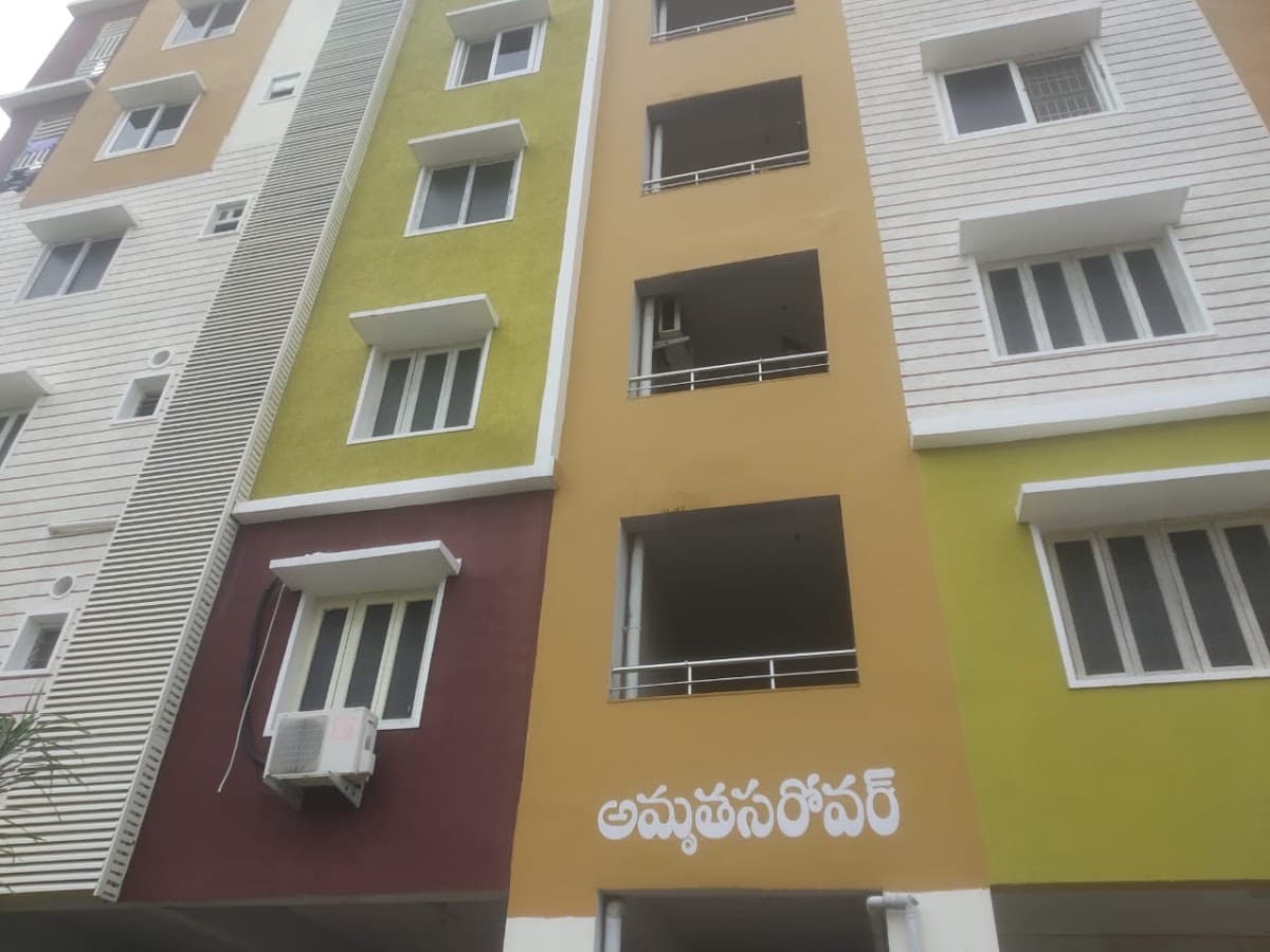 Sarnala palace Amritha Sarover Apartments — photo by Srinivas Rao
