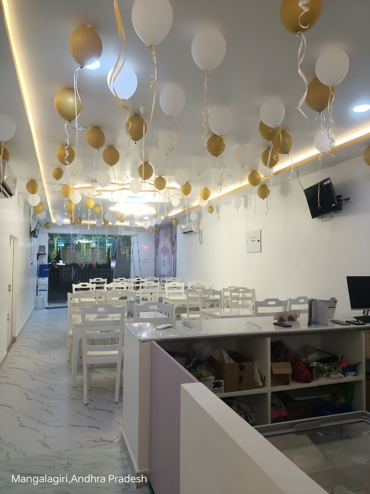 White House Restaurant — photo by Siramdasu Ratnamala