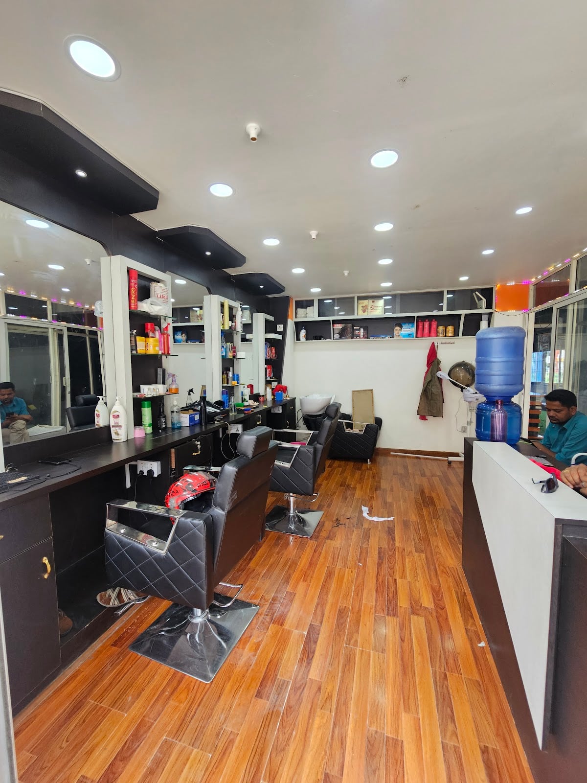 3T UNISEX SALON AMD TRAINING CENTRE — photo by Rikki Dada