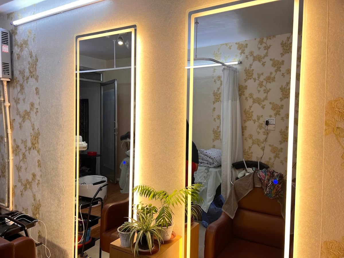 Adore Beauty Salon — photo by Aathen Rongong