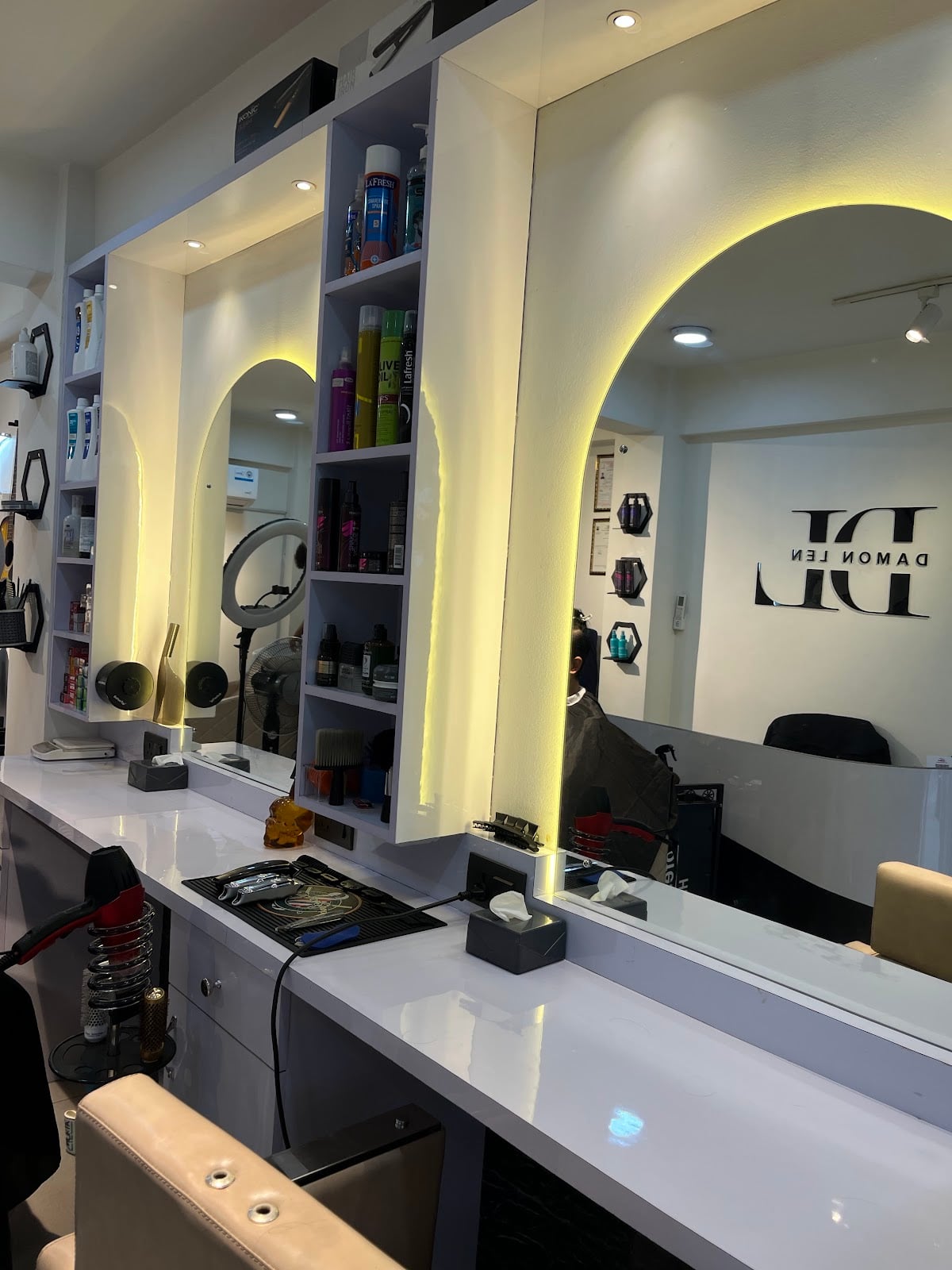 DamonLen Unisex Salon And Academy — photo by Elucinator