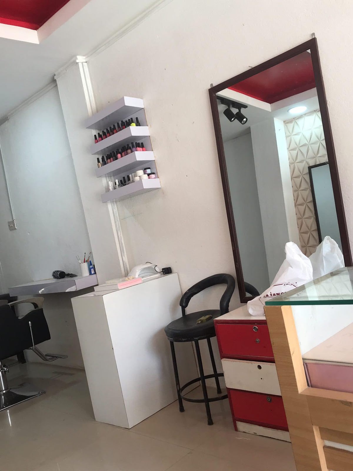 De_lavie makeup studio & nails academy — photo by Sandesh Chhetri