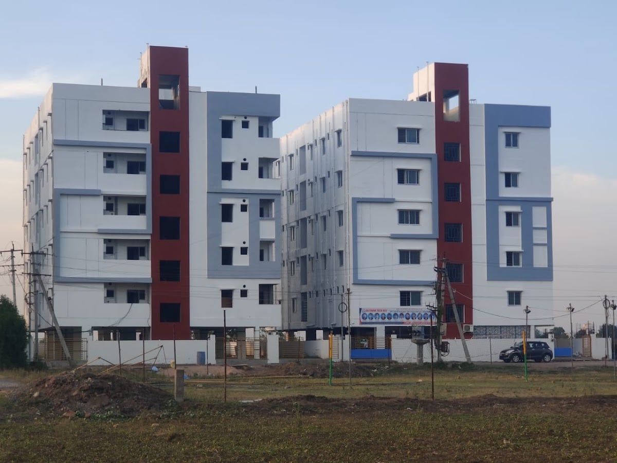 Geetham tech bee — photo by Aneeshkumar Veeragandhapu
