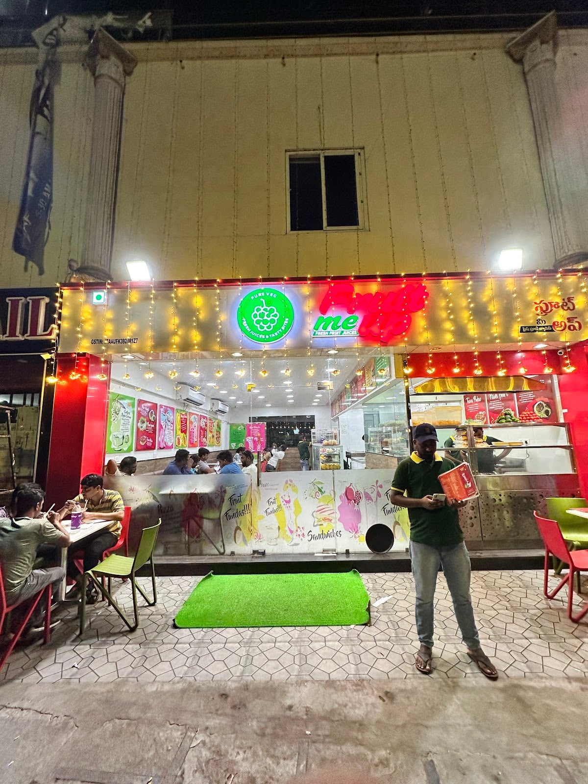 Haji Ali fresh fruit juice — photo by Ajaykrishna Remala