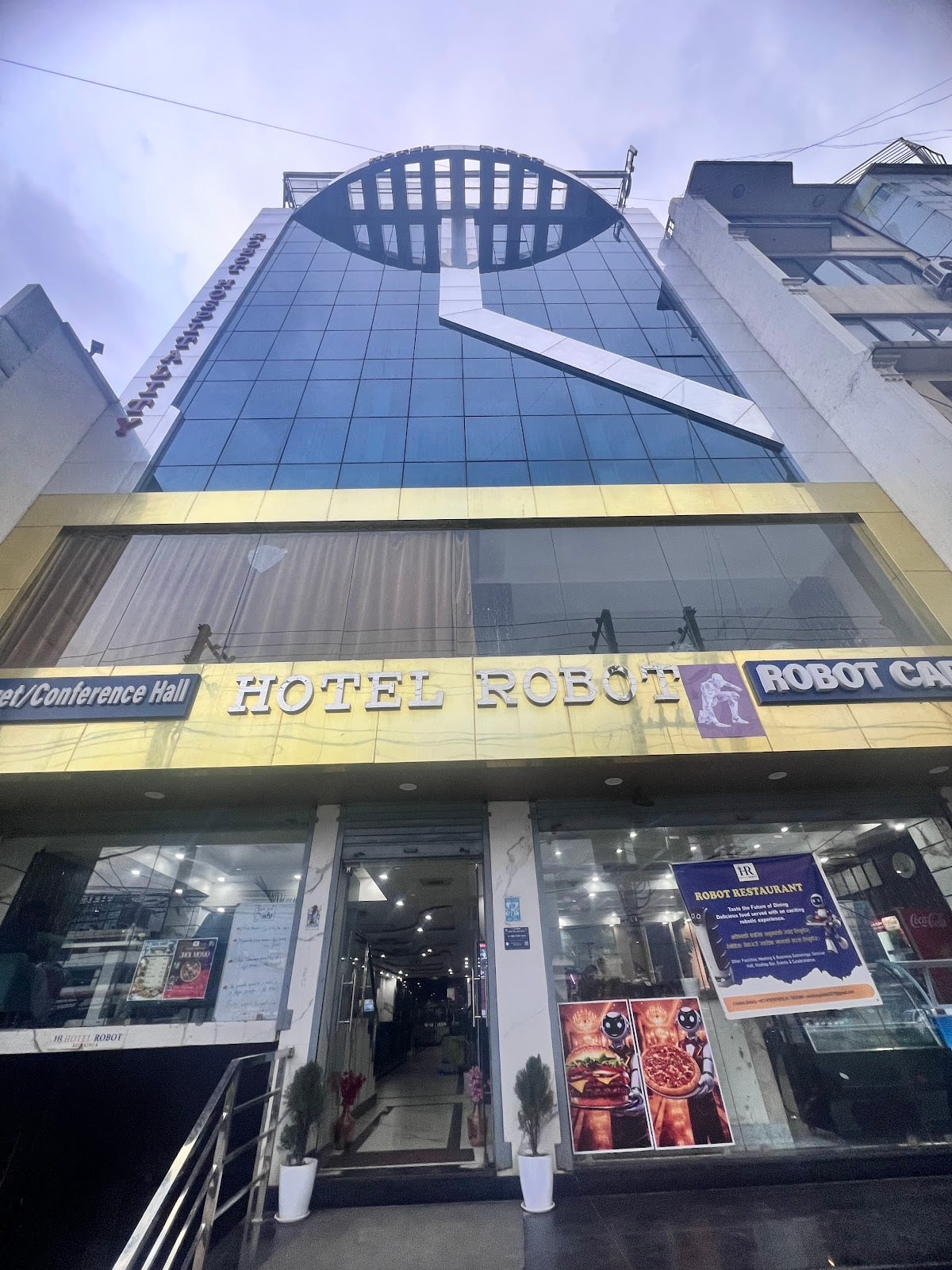Hotel Robot, Samakushi — photo by Hari Rijal