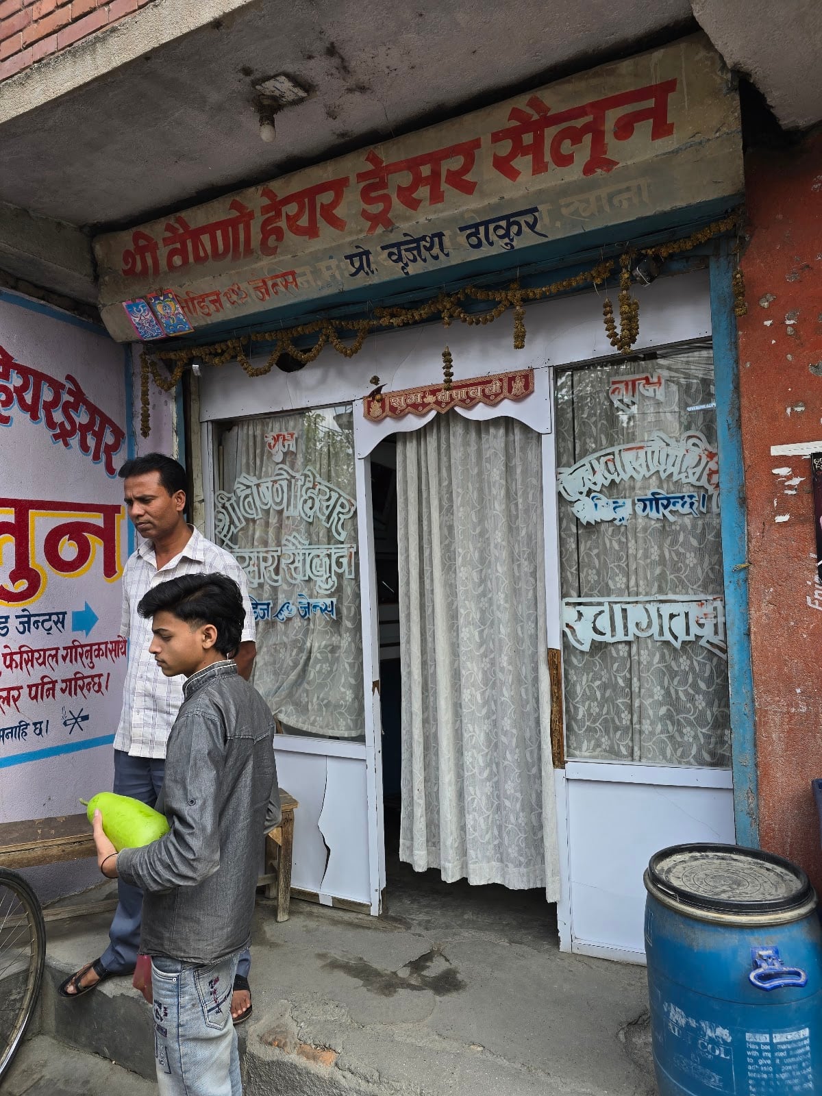 बैंष्णो हेयर कटिङ्ग — photo by Jon Baartaman
