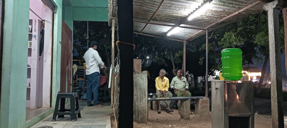 JOHNSAIDA TEA HUB — photo by SMR