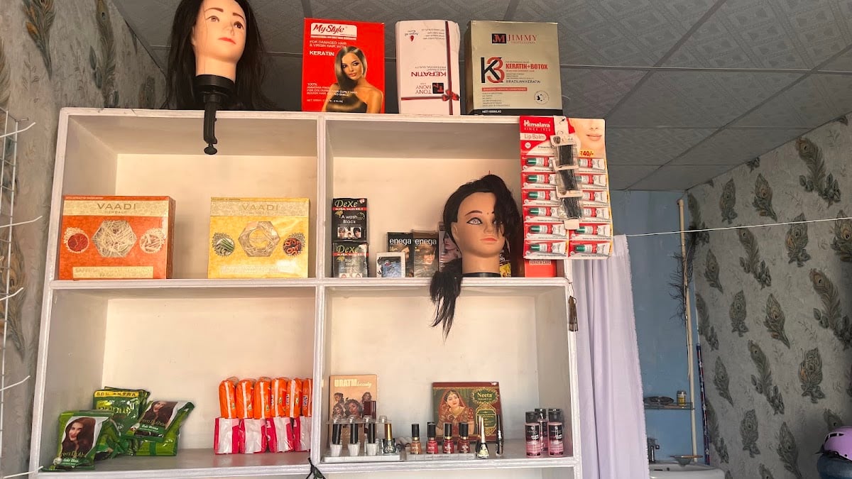 Kroosgit Beauty and fashion — photo by Kroosgit Beauty and fashion