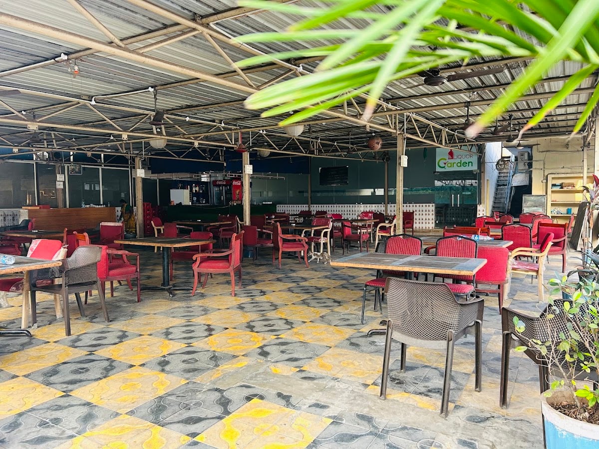 Liquor garden bar and restaurant — photo by BOBBY PHOTOGRAPHY1