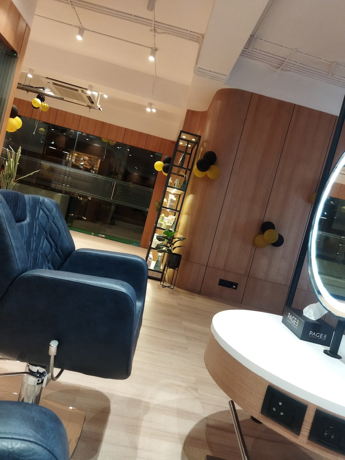 Luxury Salon — photo by Sahit