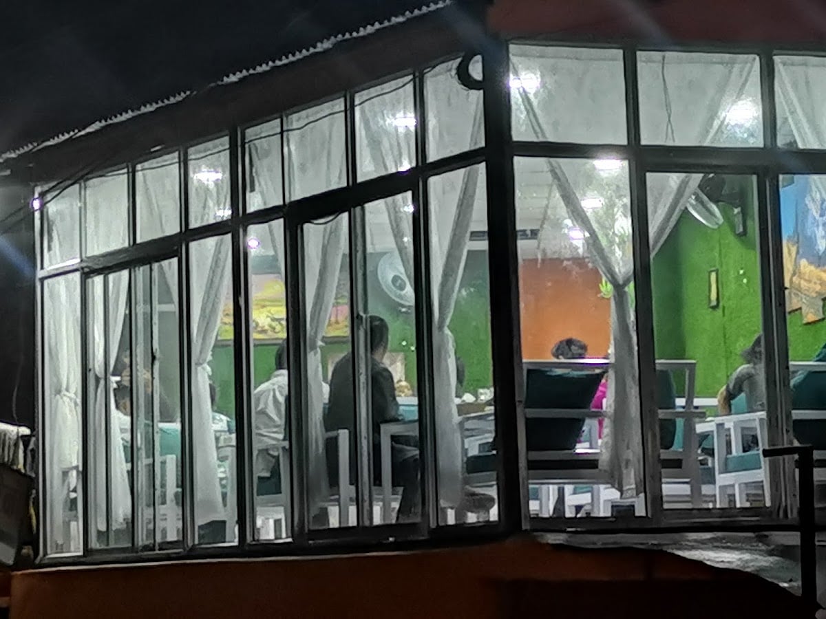 Mom's Restaurant — photo by Universal Liquor Store