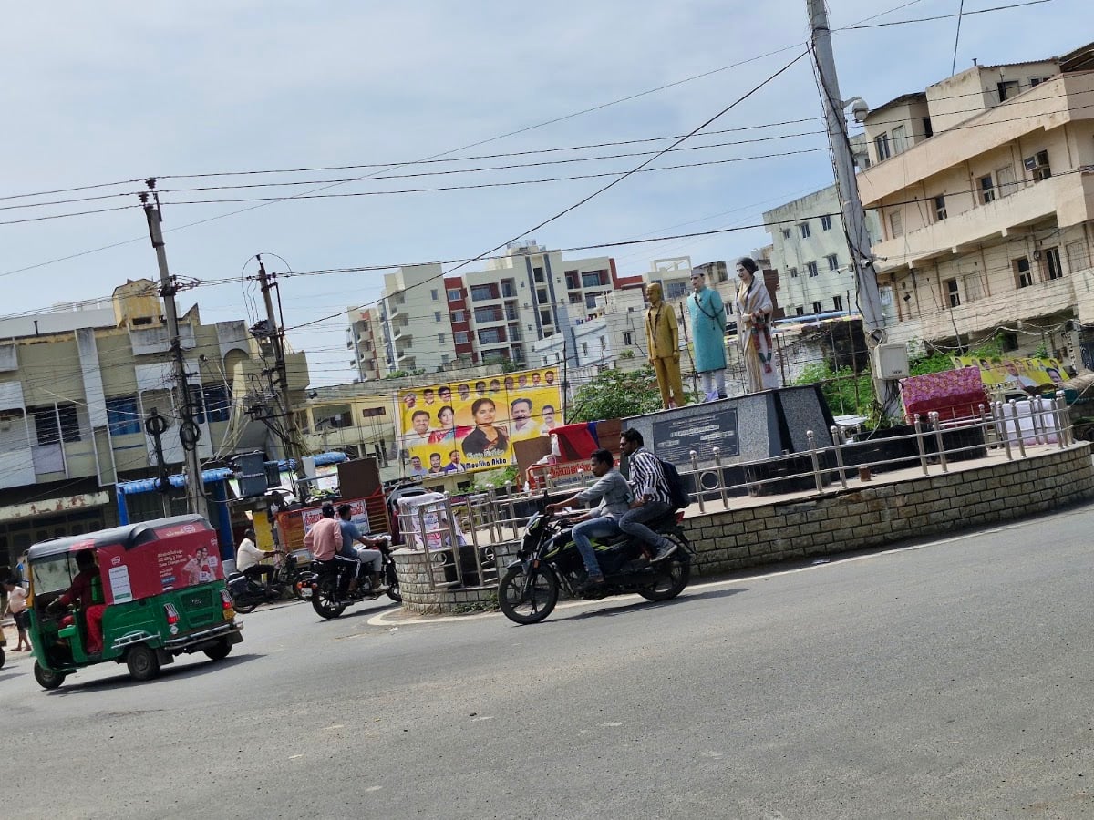 Moodu Bommala Center — photo by Jonnalagadd Kumar