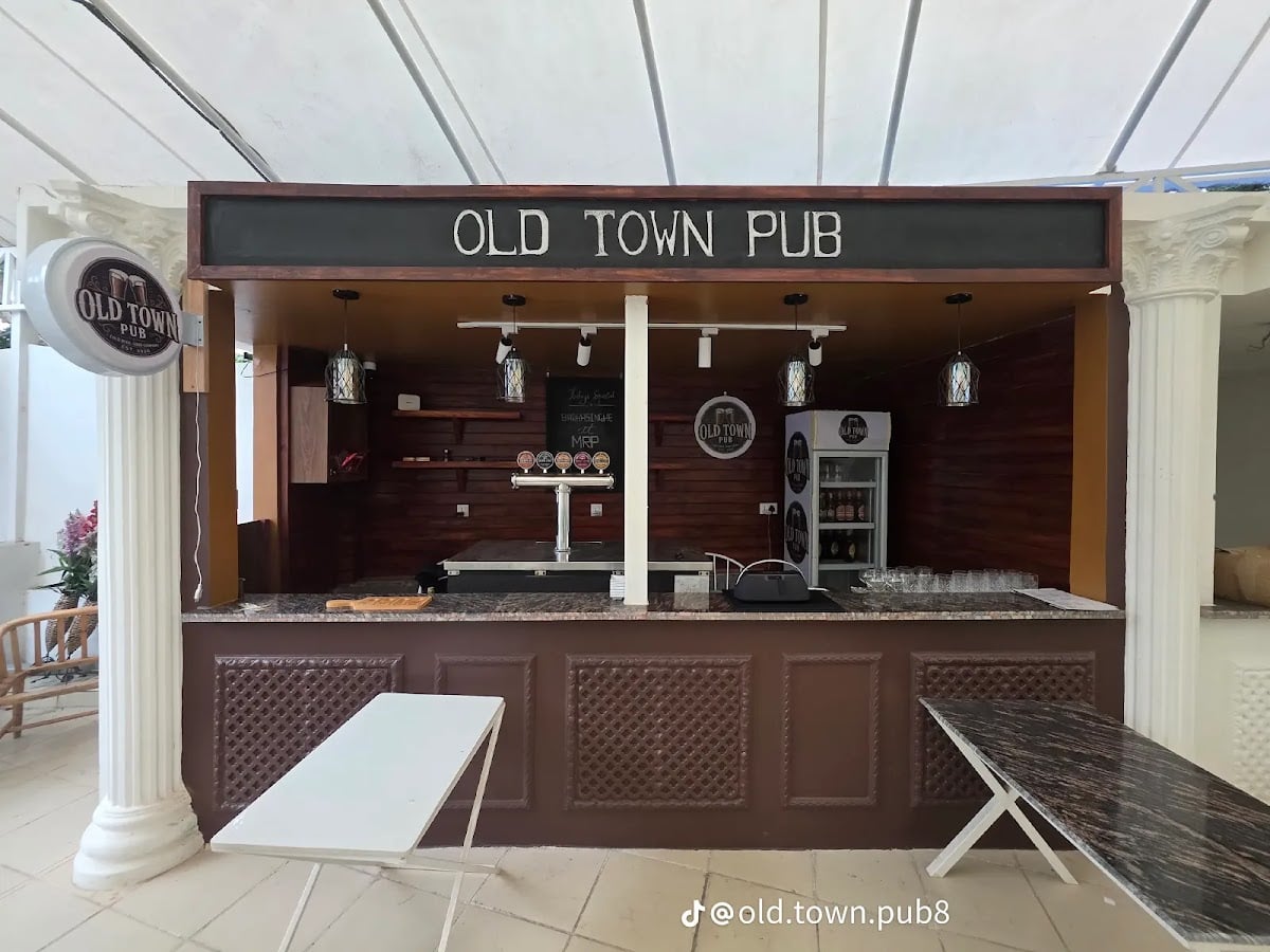 Old town pub — photo by Pran zal