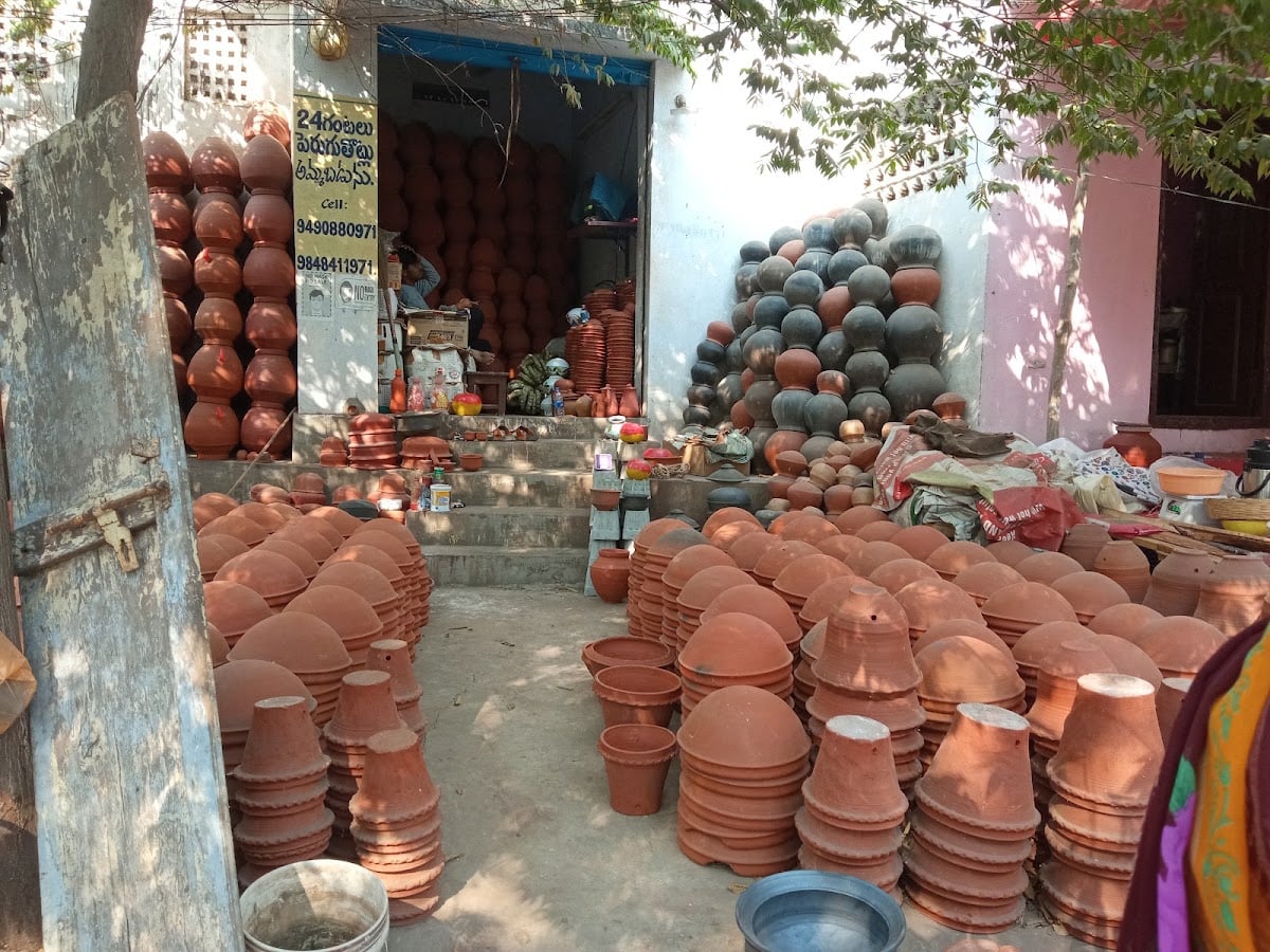 Pots wholesale shop — photo by Pots wholesale shop