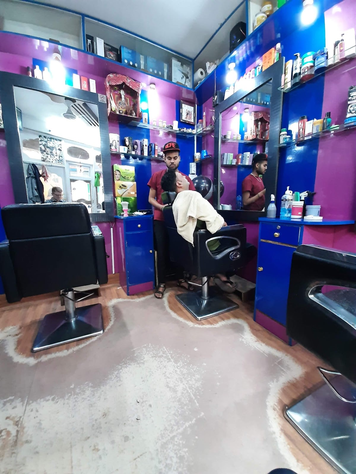 Prince Thakur Handsome Parlour — photo by Jouni Mäkelä