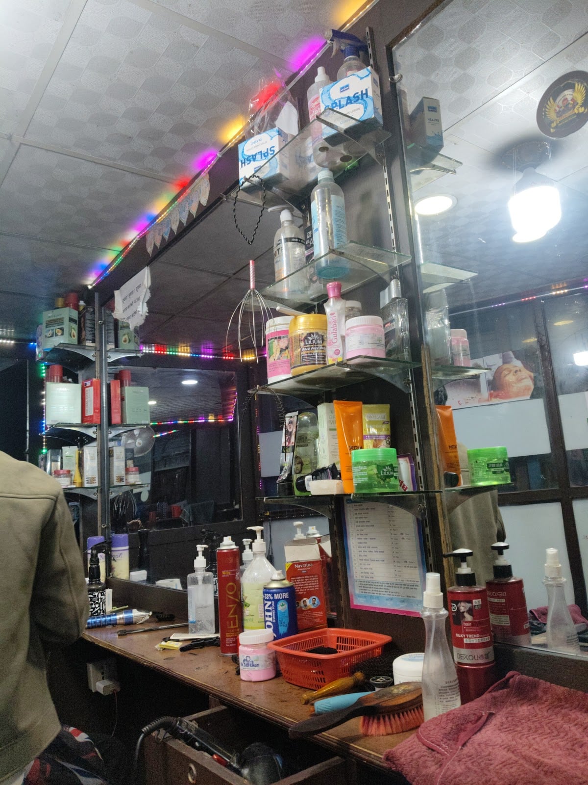 Raja hairdresser — photo by Raja Thakur