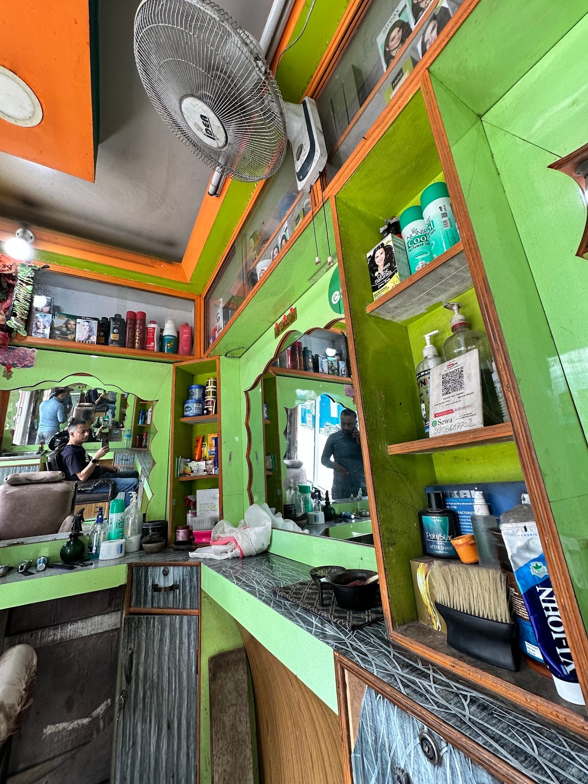 Santosh hair Dresser — photo by Amit