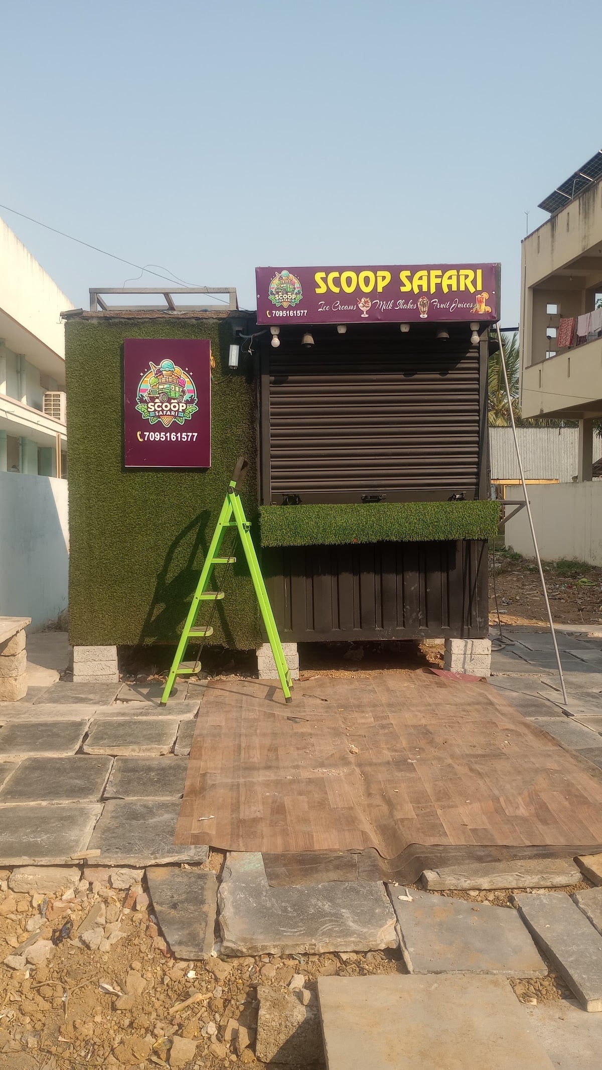 SCOOP SAFARI — photo by SCOOP SAFARI