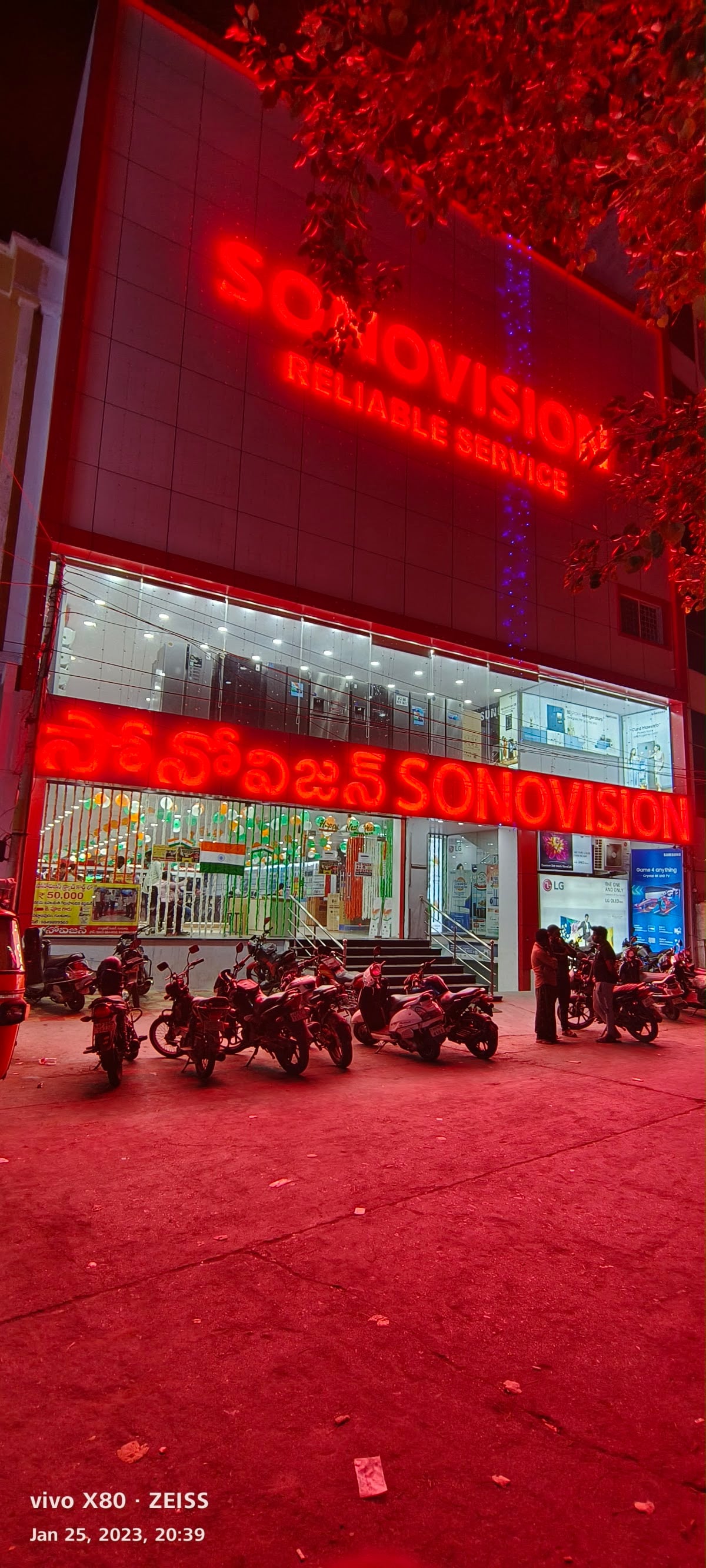 SONOVISION ZINNAH TOWER CENTER — photo by SONOVISION GNT1