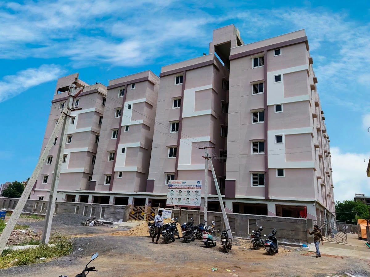 SRI Chaitanya college. Gayatri bhavan — photo by RAVI VADDI