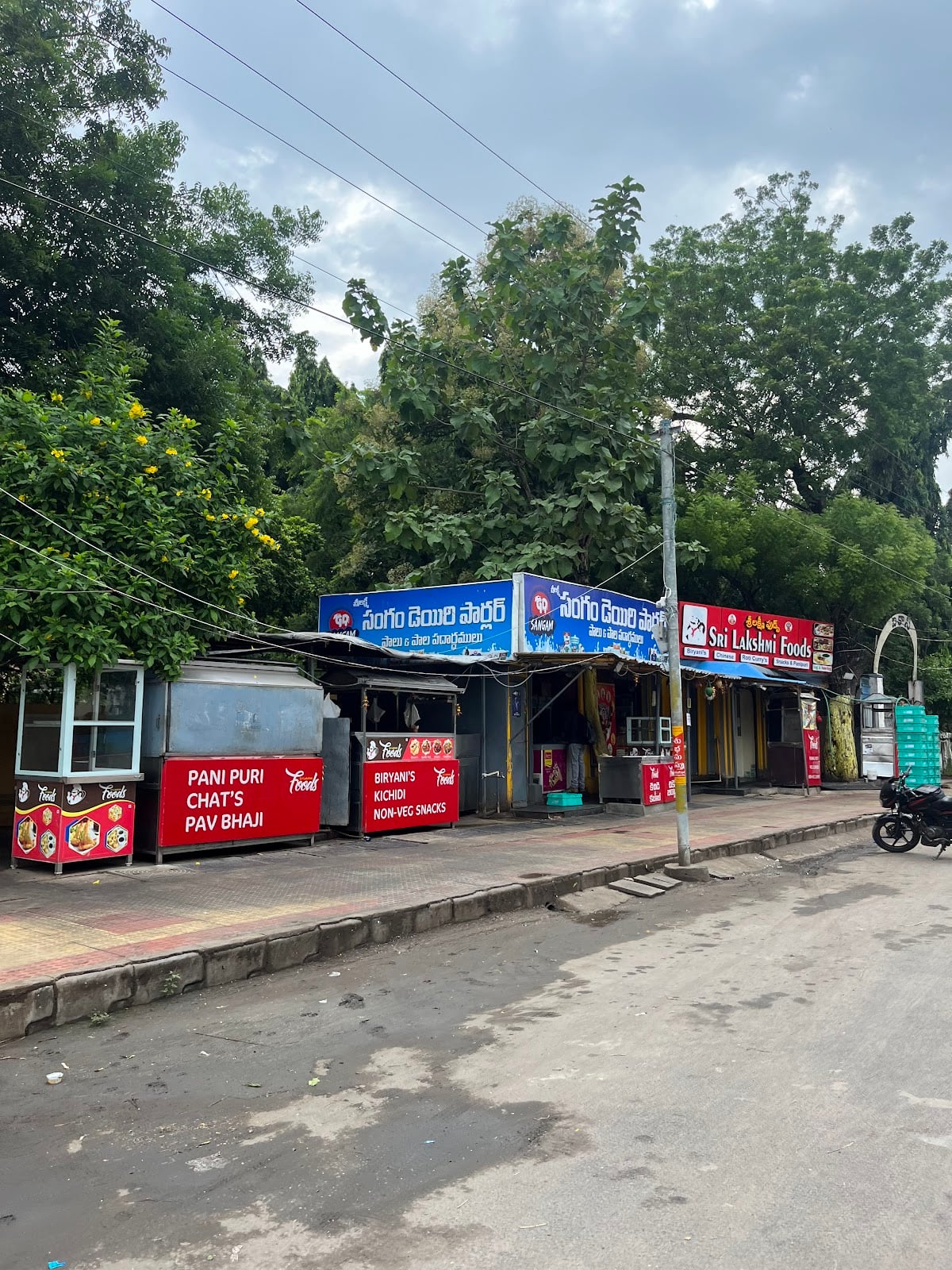 Sri Lakshmi Foods — photo by SOUTH COAST RAILWAYS S.Co.R