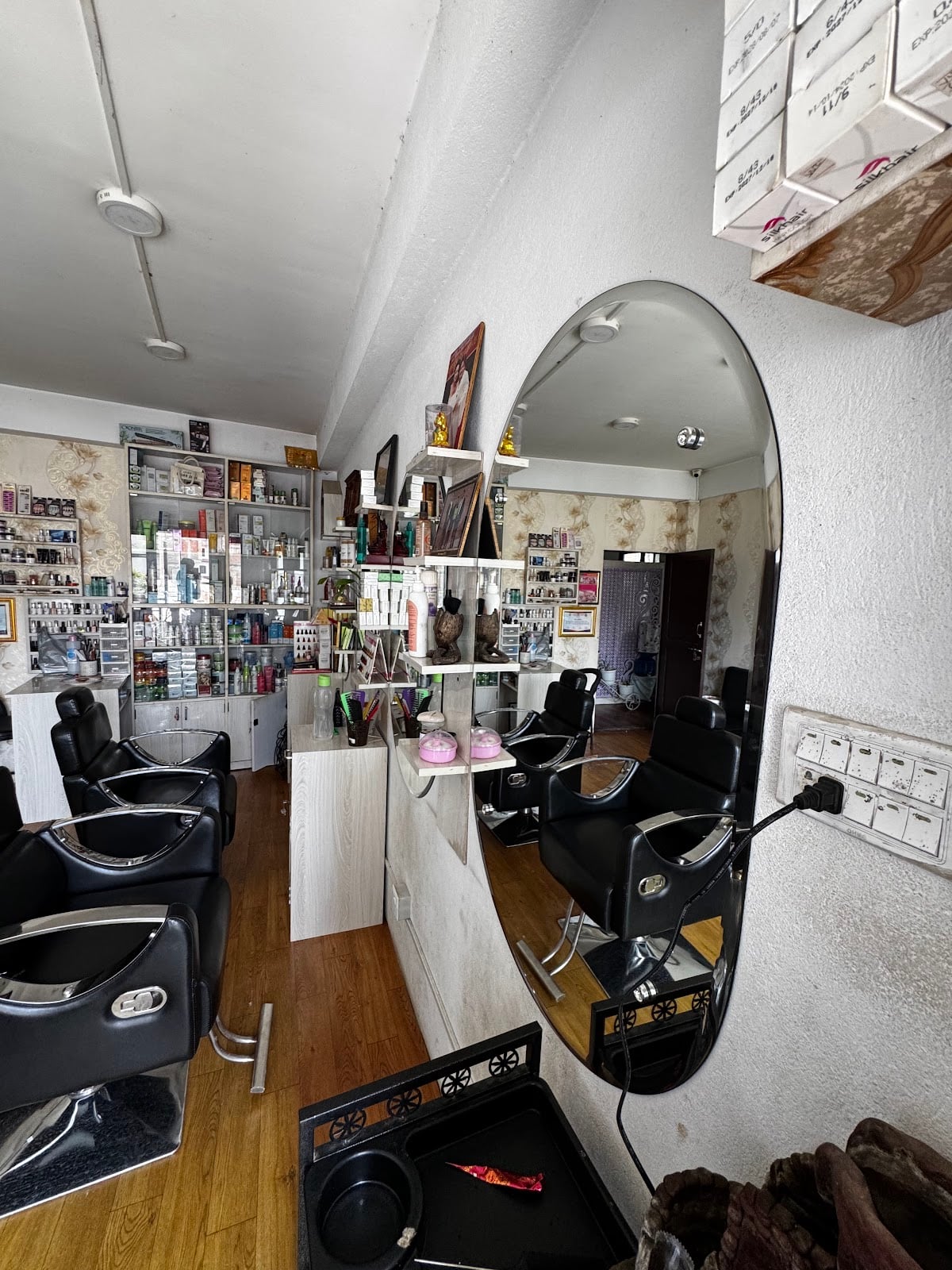 Style Beauty Parlor W Makeup Studio — photo by SOLO DOLO