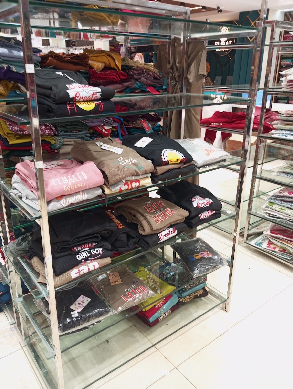 SURAT SHOPPING MALL — photo by Zakir 4242