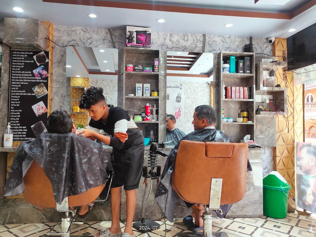 Topcut unisex saloon — photo by sudip phayel