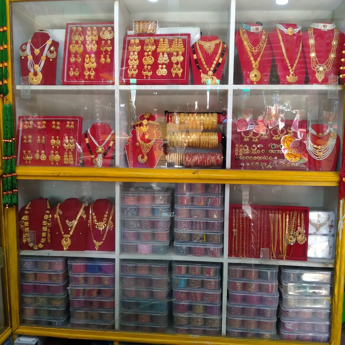 UNIQUE & CREATIVE NANU COSMETICS STORE — photo by imtiyaj Taj