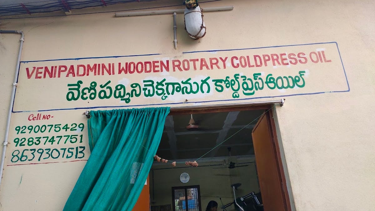 VENIPADMINI WOODEN ROTARY COLD PRESS OIL — photo by Chandra Bhaskhara Reddy