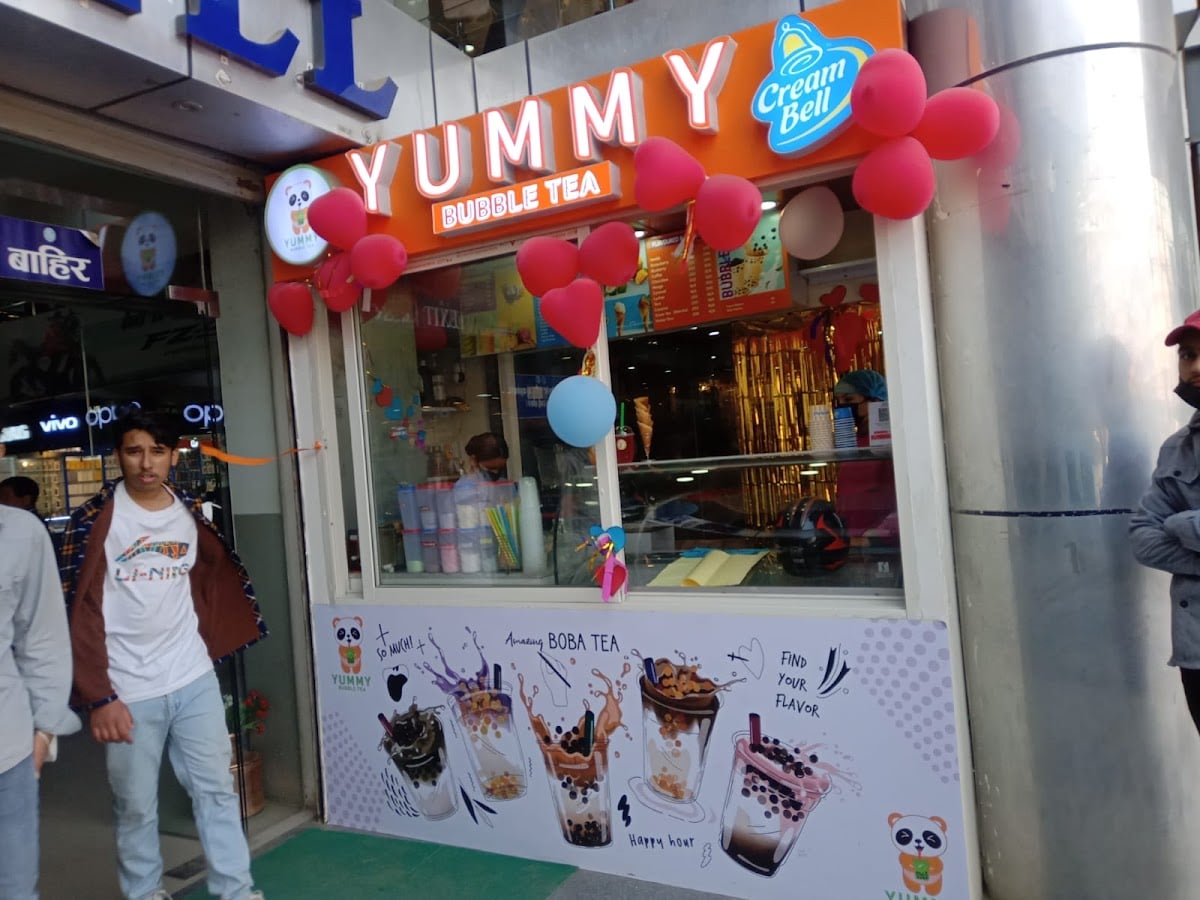 Yummy bubble tea and Ice cream — photo by Yummy bubble tea and Ice cream