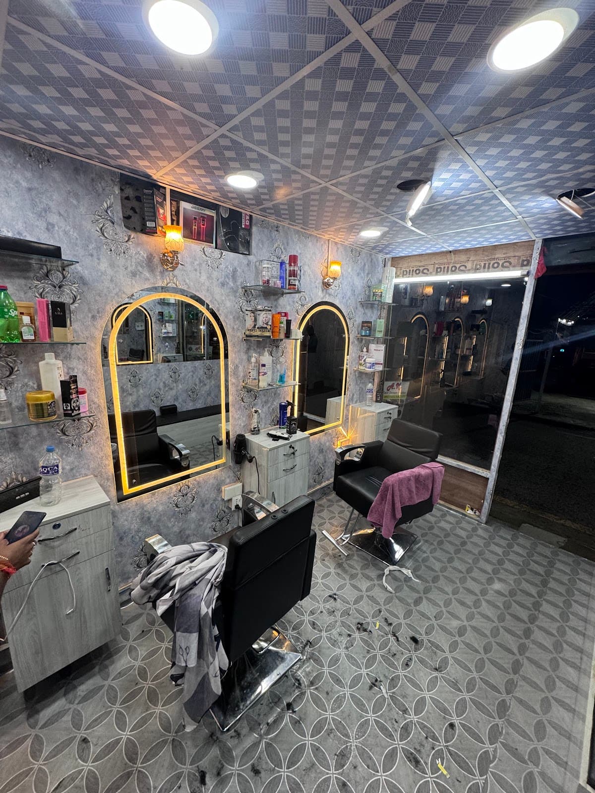 Ak hairdresser salon — photo by Roshan Parajuli