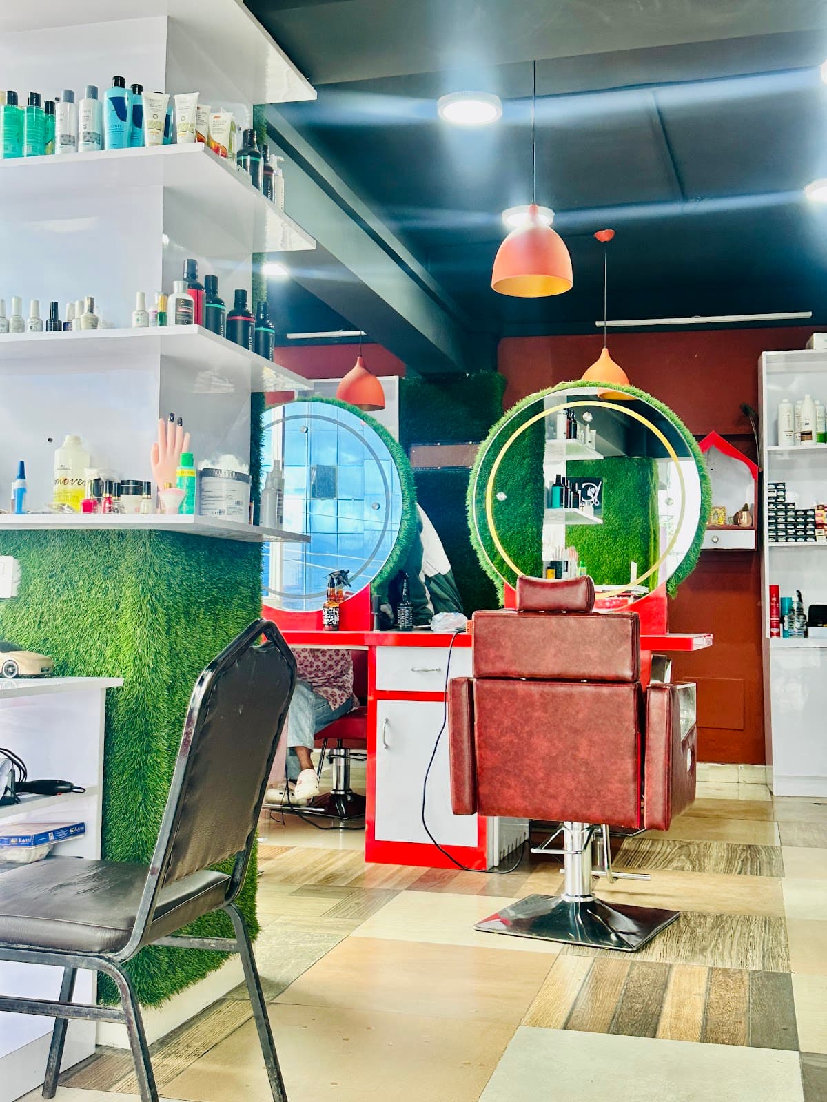 Classic Hair & Beauty Unisex Salon — photo by Hriichu