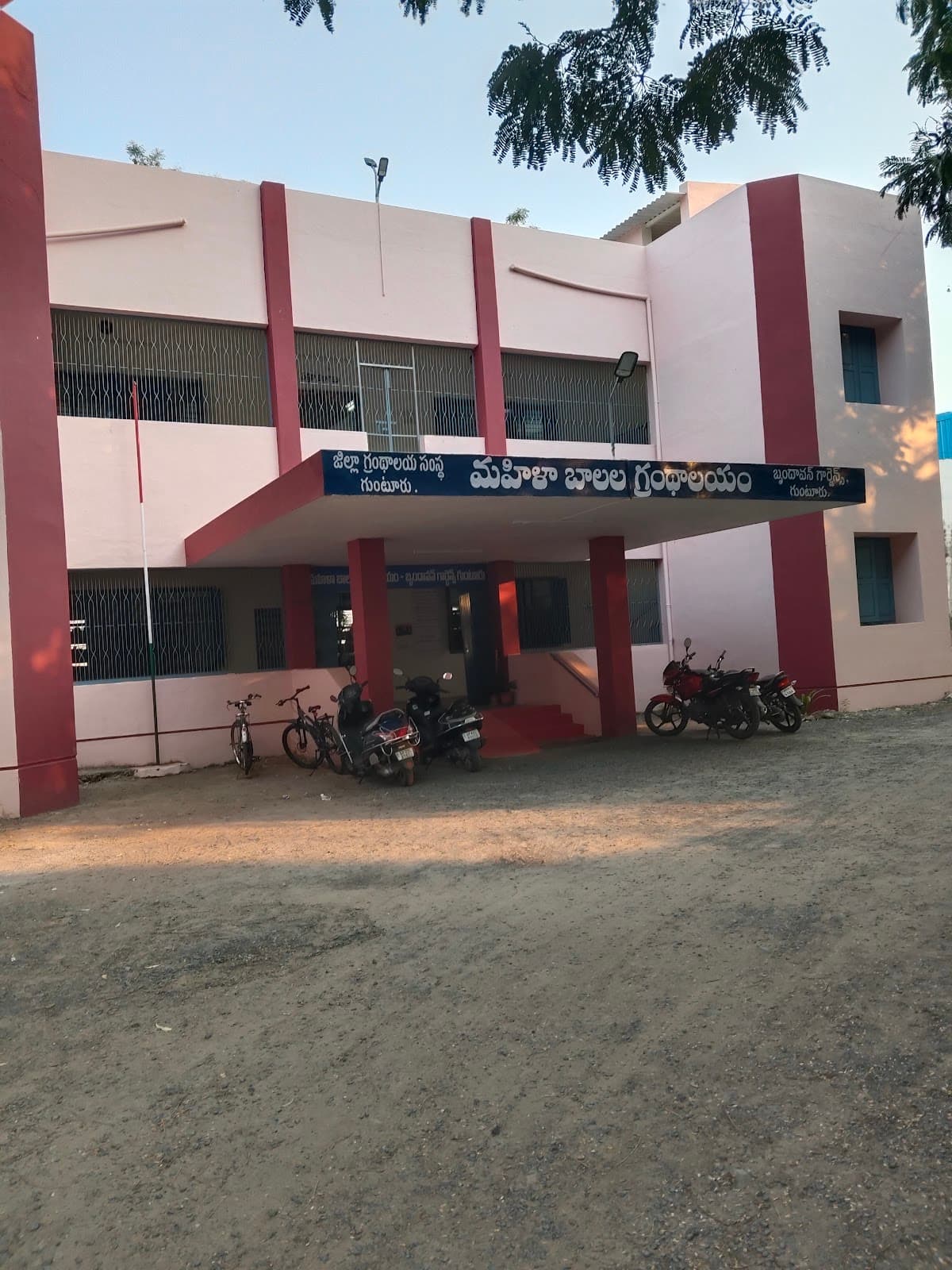DISTRICT LIBRARY GUNTUR — photo by manjunath gurajada