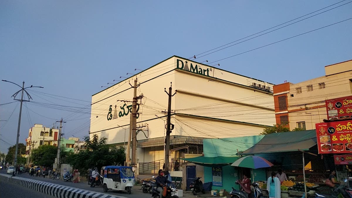 DMart Benz circle — photo by Suresh Babu P (VU22SB)
