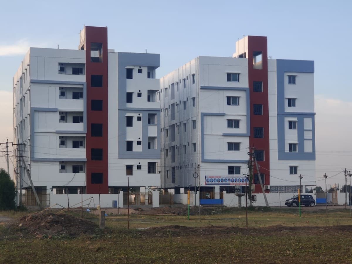 Geetham tech bee — photo by Aneeshkumar Veeragandhapu