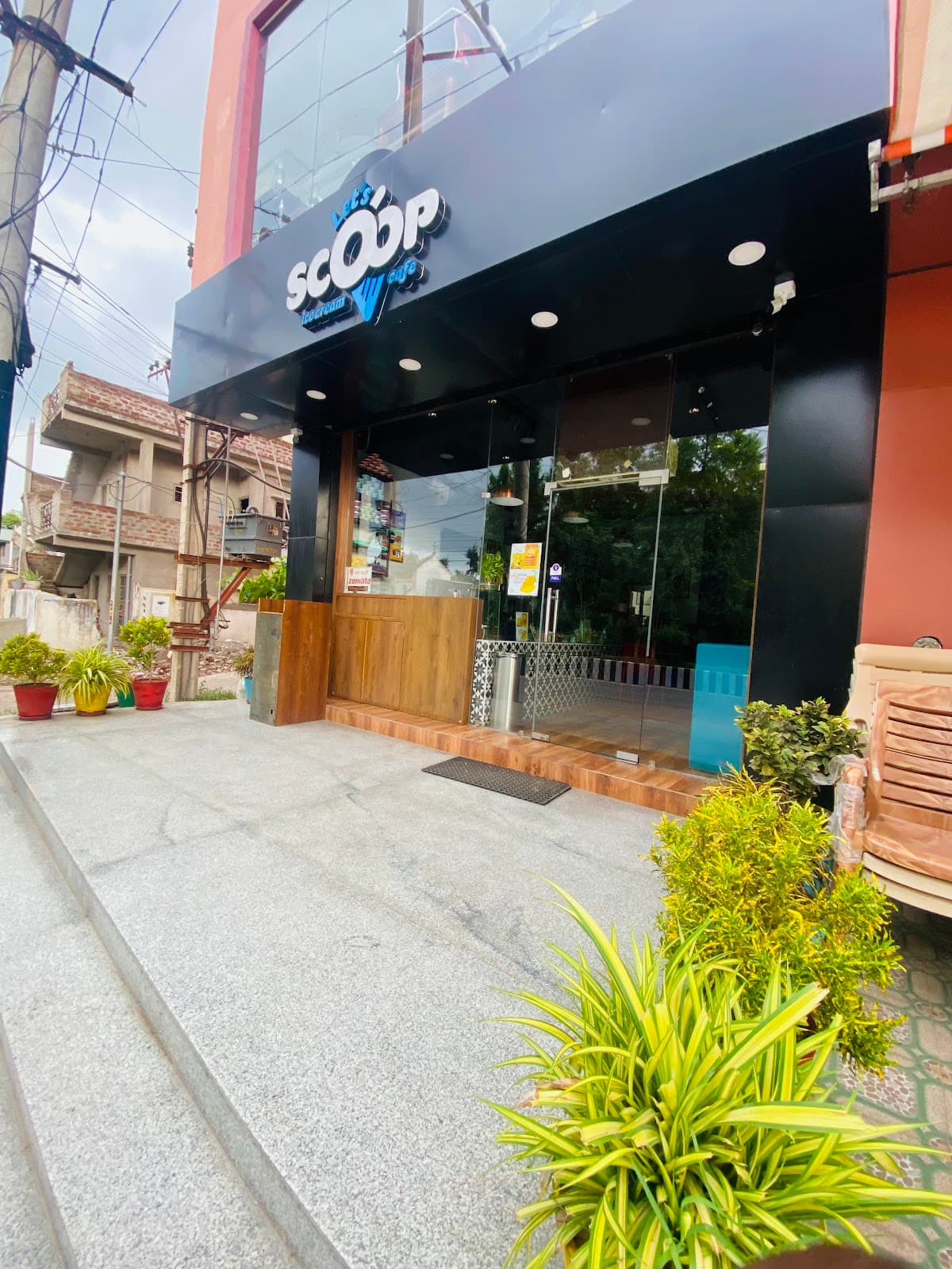 Let’s scoop Icecream cafe — photo by Let’s scoop Icecream cafe