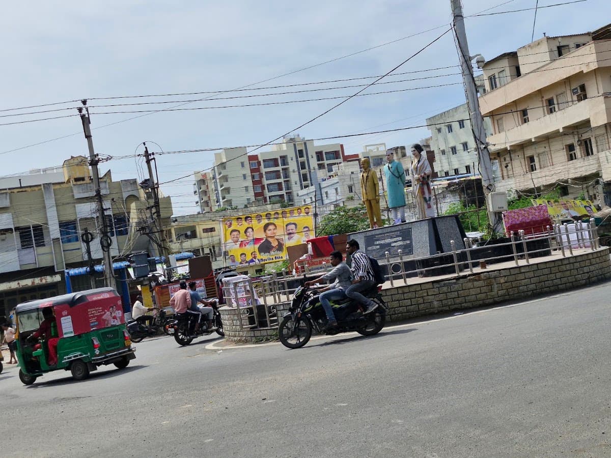Moodu Bommala Center — photo by Jonnalagadd Kumar