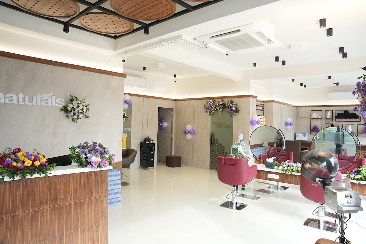 Naturals Salon JKC College Road — photo by Naturals Salon JKC College Road