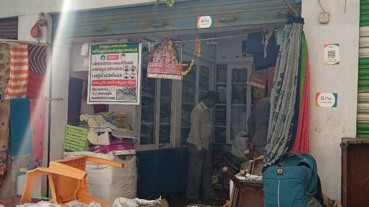 TADEPALLI NAGA BUSHANAM CLOTH MERCHANT — photo by TADEPALLI NAGA BUSHANAM CLOTH MERCHANT