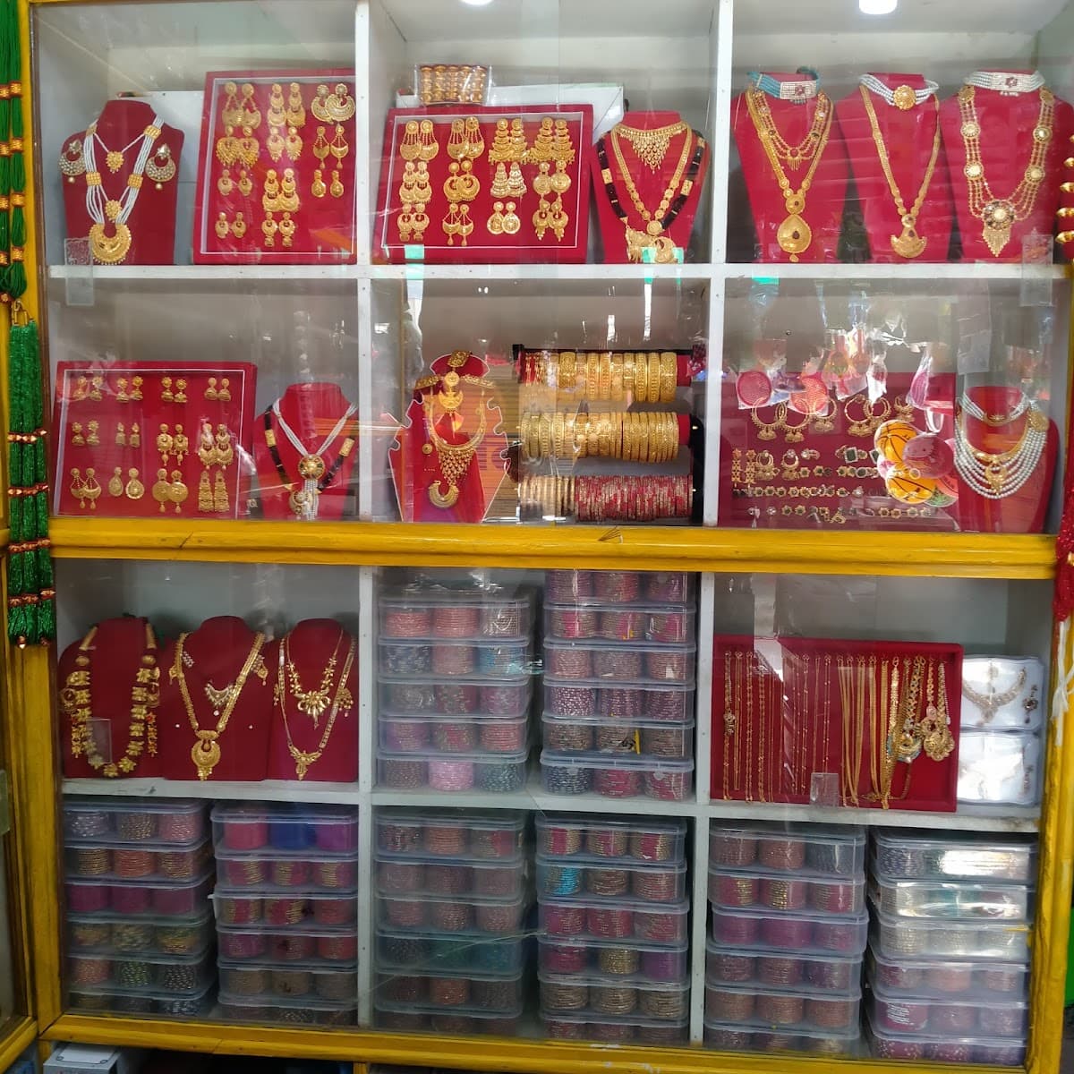 UNIQUE & CREATIVE NANU COSMETICS STORE — photo by imtiyaj Taj