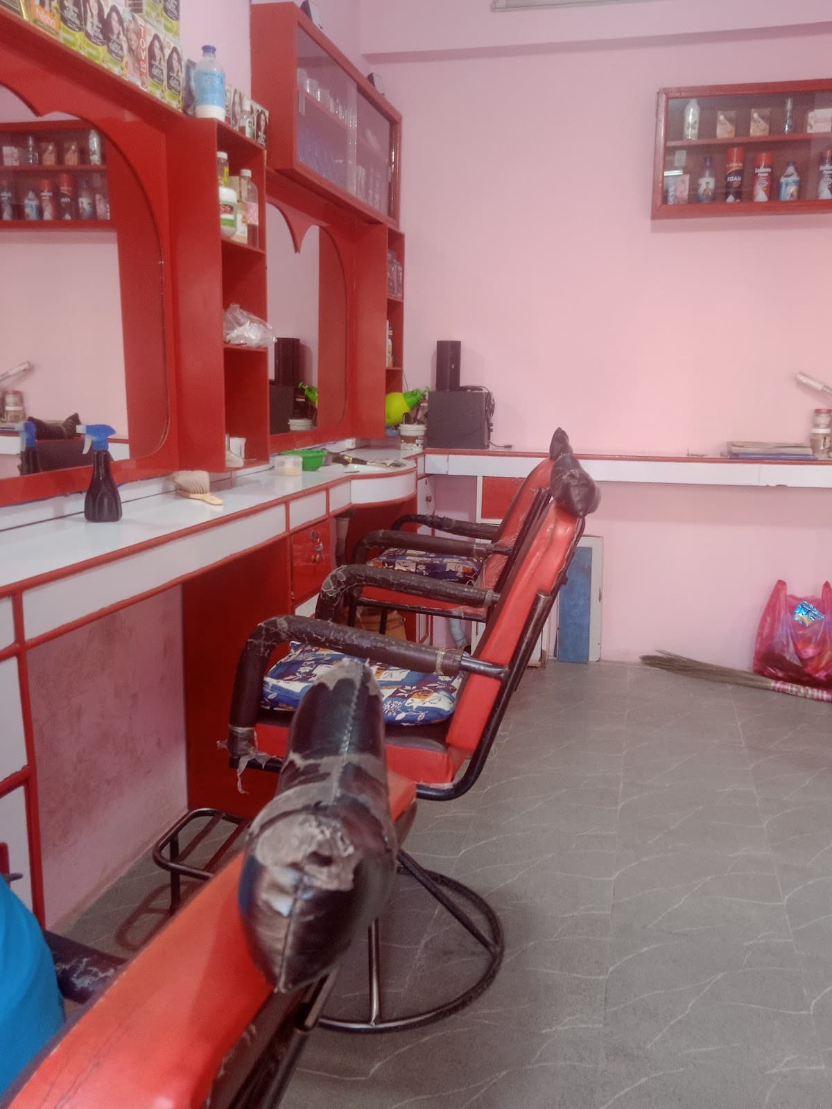Vishal Hair Dresser — photo by Bishal Thakur