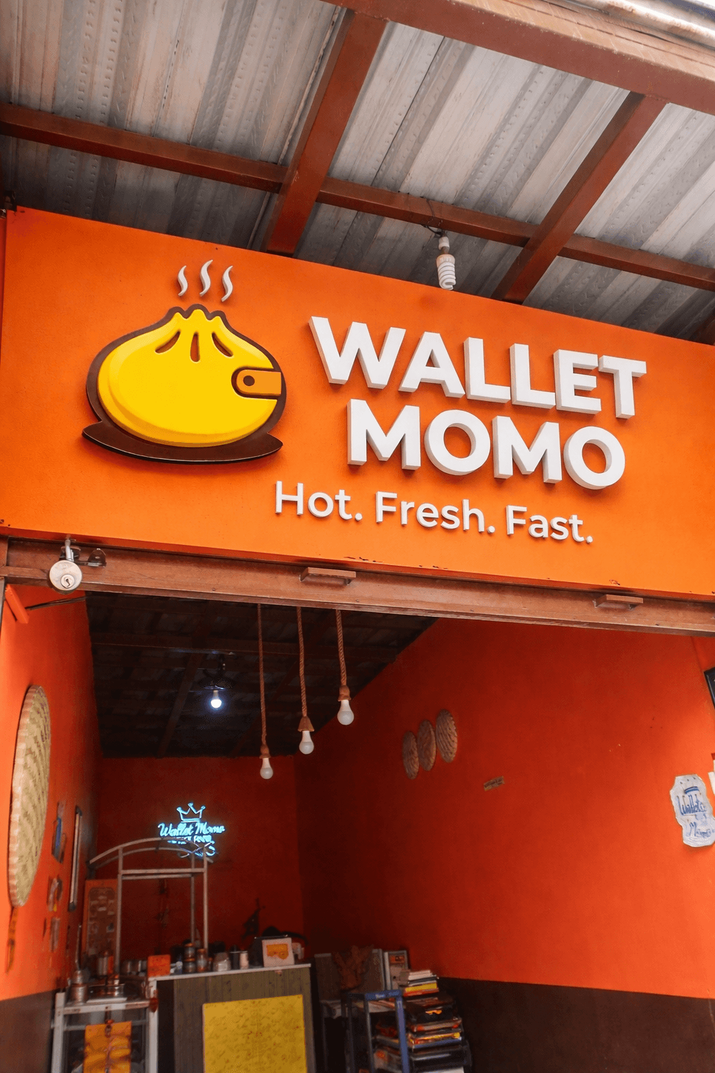 WALLET MOMO — photo by WALLET MOMO
